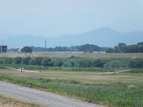 休日には羽生滑空場で羽生ソアリングクラブのグライダーが離着陸してます。