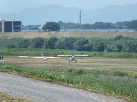 軽飛行機に牽引されて飛び立つ直前のグライダーです。