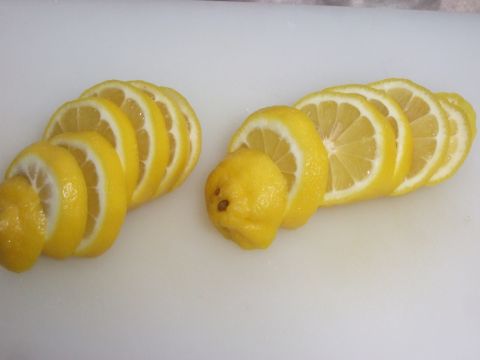 洗ったレモンを輪切りにします。