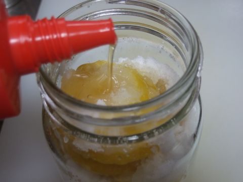レモン、砂糖、レモン、砂糖、と交互に入れて、最後にハチミツを流し込みます。