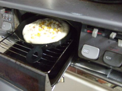 そしてグリルピザプレートごと魚焼きグリルに入れて、中火で3～4分（IH両面グリルの場合）焼きます。