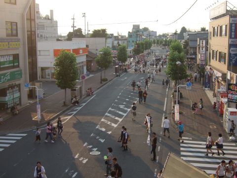 久喜駅西口の2つある駅前通りの広いほうは、祭り本番の18日には屋台がたくさん出ますが、12日はこんなに少なかったです。