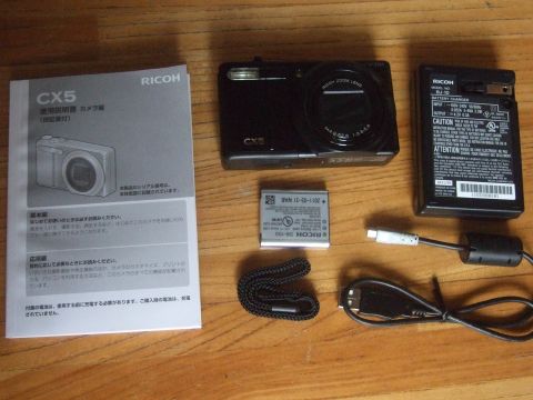 リコーのデジカメCX5と付属品　マニュアル・充電器・リチウムイオン電池・ストラップ・画像転送用USBケーブル