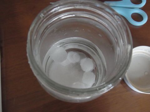 ジャムの空きビンに、塩が溶けきらない濃さの濃い塩水を作って、10円玉からはみ出ない大きさの丸く切ったキッチンペーパーを漬けました。