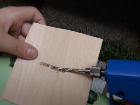 穴と穴の間はドリルの刃がすべるので、ドリルを斜めにして削ると、うまく横に穴がつながります。