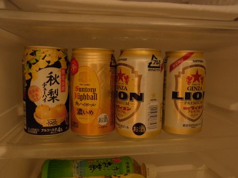 部屋の冷蔵庫にはコンビニ「生活彩家」で買っておいたビールやハイボールが。