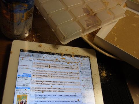 iPadにきび餅のきな粉をぶっかけてしまった。（大丈夫）