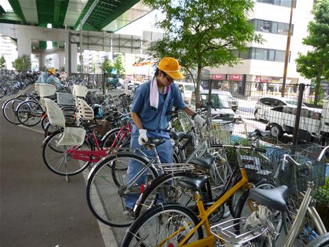 ●自転車駐車場で自転車の整理　