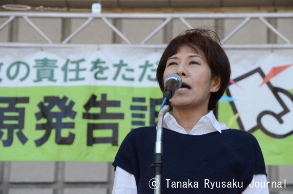 「私たちの心を想像できるような人でなければ、政治家にならないで下さい。ジャーナリストにはならないで下さい」と訴える福島県富岡町出身の女性。=写真：田中龍作=