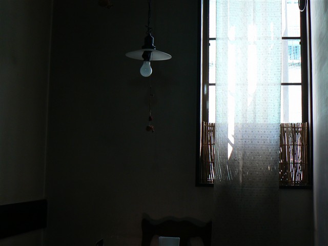 電球と窓