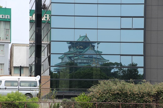 寝屋川沿いのビルに映った大阪城