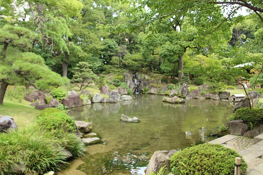 極楽浄土の庭：薬師の滝と瑠璃光の池
