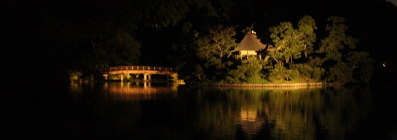三溪園の大池に浮かぶ涵花亭と観心橋