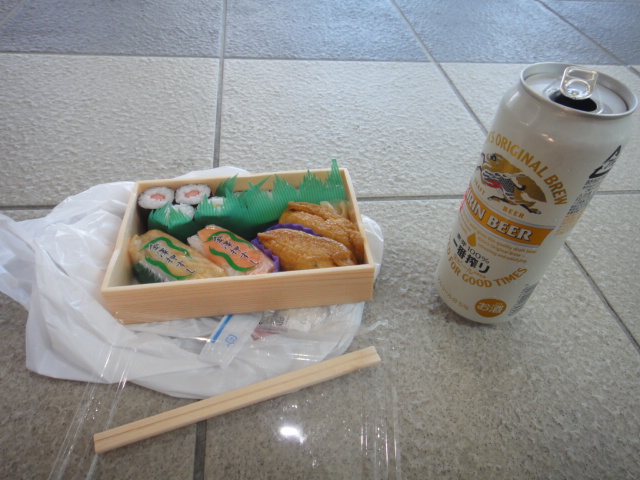 高岡駅改札口前で昼食
