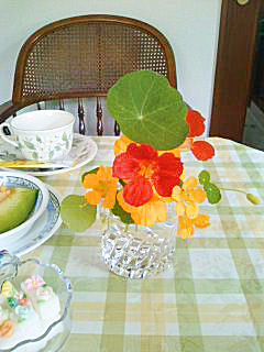 ダイニングテーブルの花
