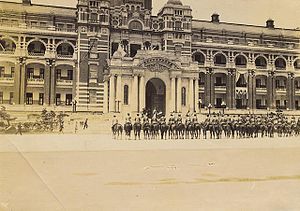 300px-1923年騎兵於臺灣總督府前迎接日本皇太子裕仁_Cavalry_welcome_then_Japanese_Crown_Prince_Hirohito_visited_Taipei,_TAIWAN