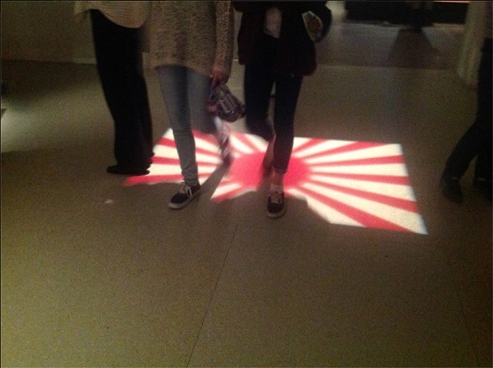 豪州の戦争記念館で「踏みつけ」にされる旭日旗の映像。和田政宗参院議員のフェイスブックページより