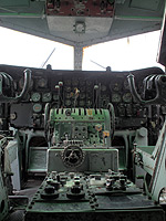 C-123Bプロバイダーのコックピット